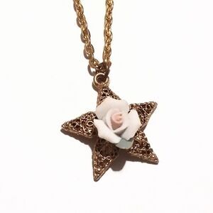 Vtg Gold Tone Filigree Star Pendant Necklace Pink Porcelain Rose Floral Romantic